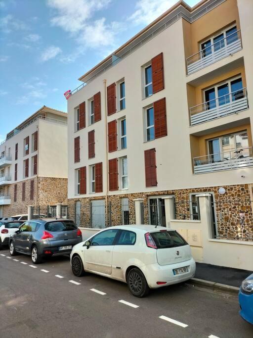 Appartement F2 de haut standing en hypercentre avec jardin privé à 270 m de la Gare de MANTES ! Extérieur photo