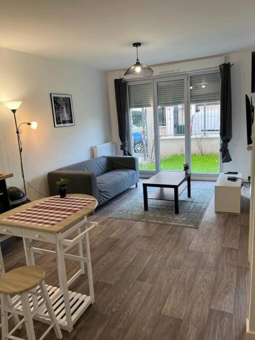 Appartement F2 de haut standing en hypercentre avec jardin privé à 270 m de la Gare de MANTES ! Extérieur photo