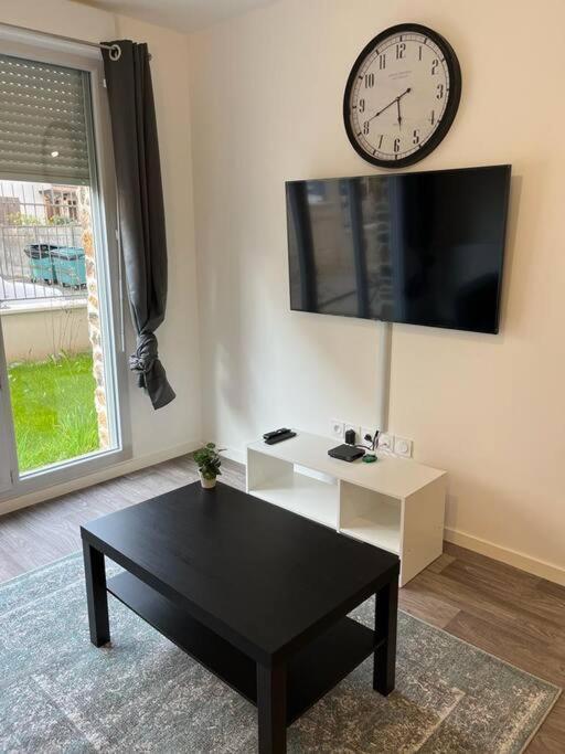 Appartement F2 de haut standing en hypercentre avec jardin privé à 270 m de la Gare de MANTES ! Extérieur photo