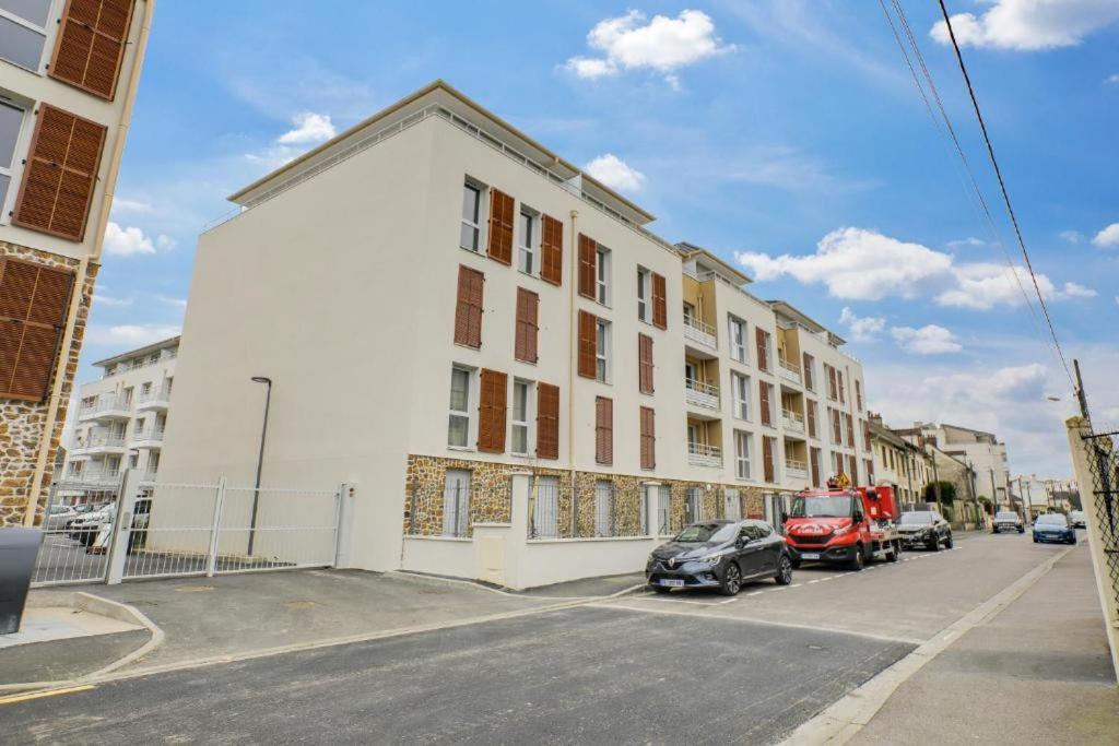 Appartement F2 de haut standing en hypercentre avec jardin privé à 270 m de la Gare de MANTES ! Extérieur photo