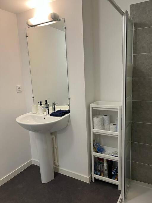 Appartement F2 de haut standing en hypercentre avec jardin privé à 270 m de la Gare de MANTES ! Extérieur photo