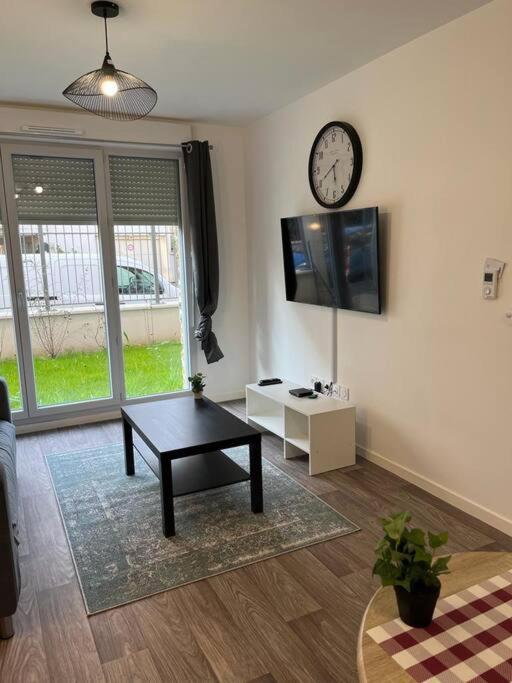 Appartement F2 de haut standing en hypercentre avec jardin privé à 270 m de la Gare de MANTES ! Extérieur photo